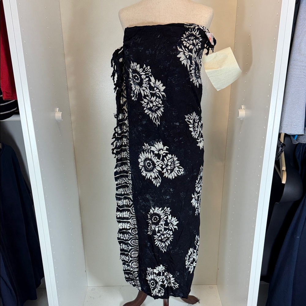 Elegant Black and White Floral Sarong
